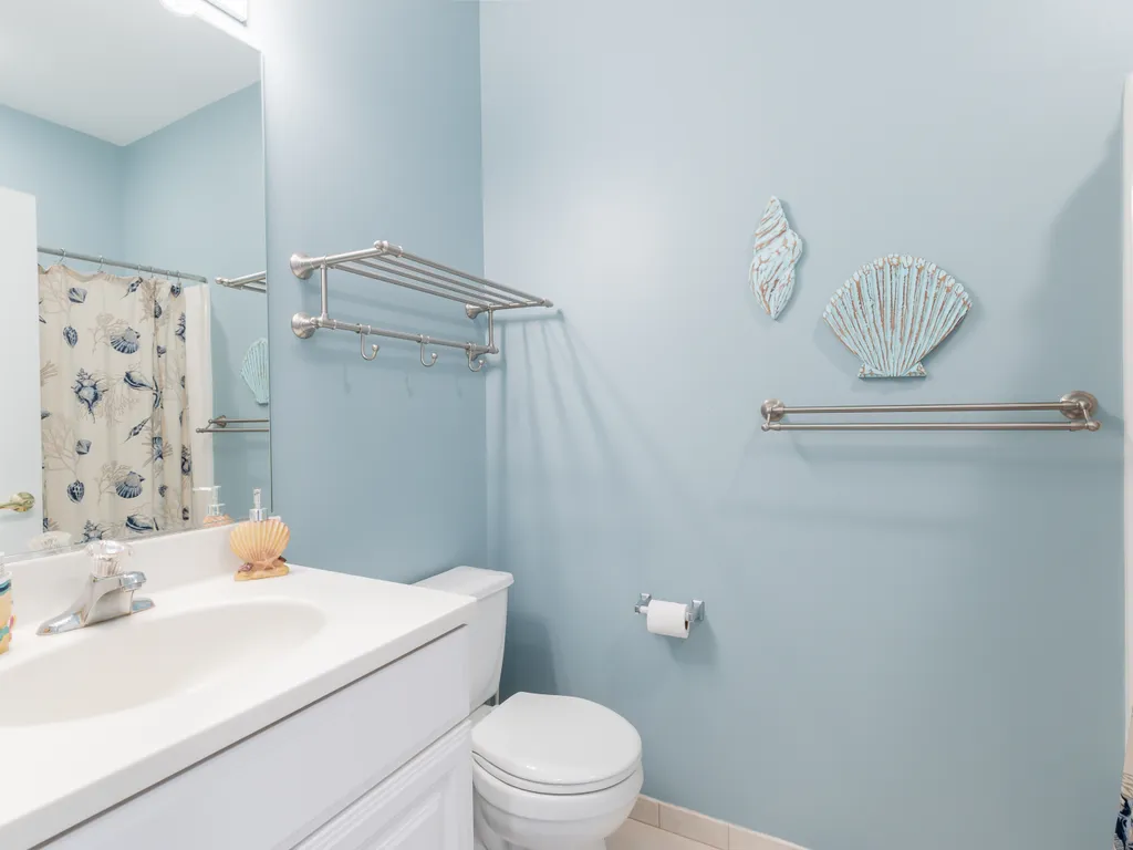 2nd floor hallway full bathroom