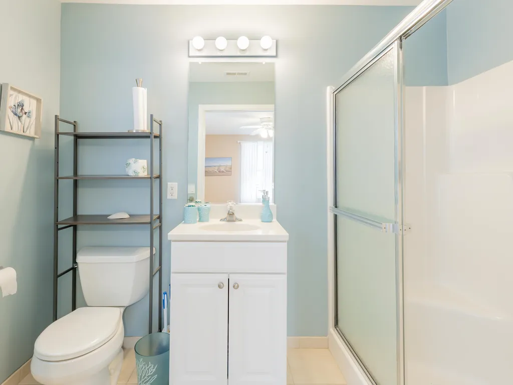 1st floor en suite bathroom