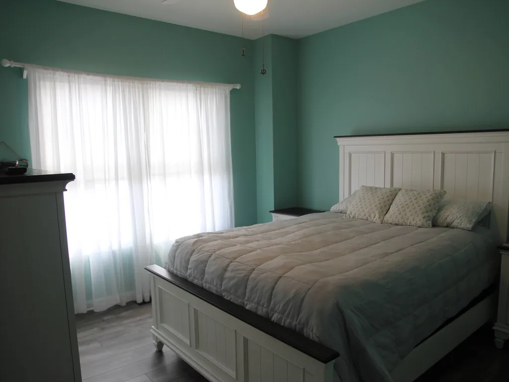 2nd floor bedroom - queen bed