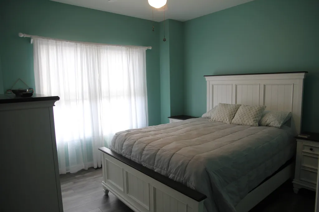 2nd floor bedroom - queen bed
