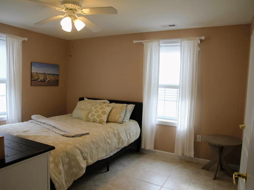 1st floor bedroom - queen bed