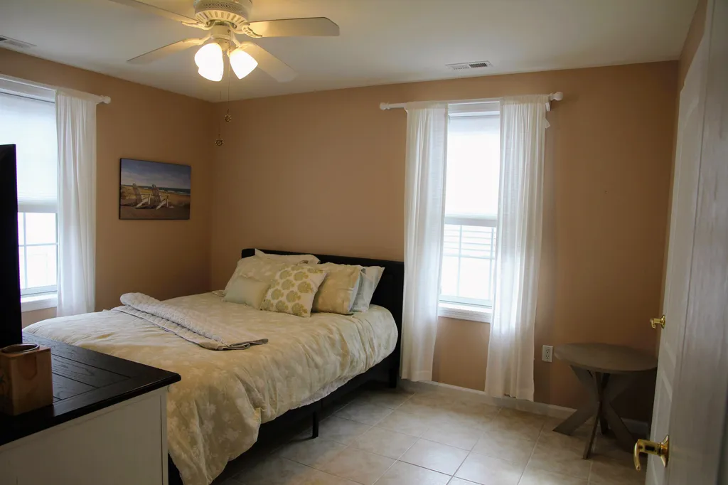 1st floor bedroom - queen bed