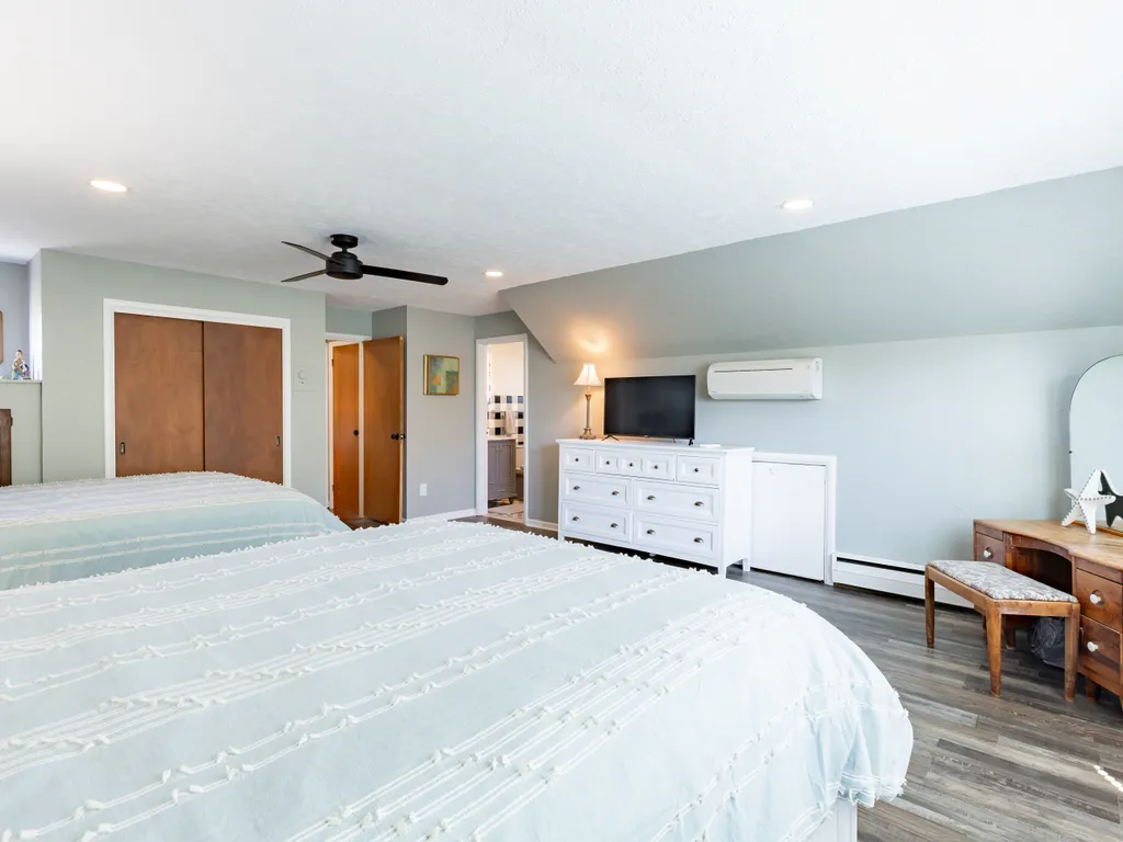 bedroom 2 2nd floor 2 queen beds