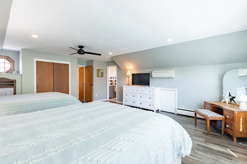 bedroom 2 2nd floor 2 queen beds