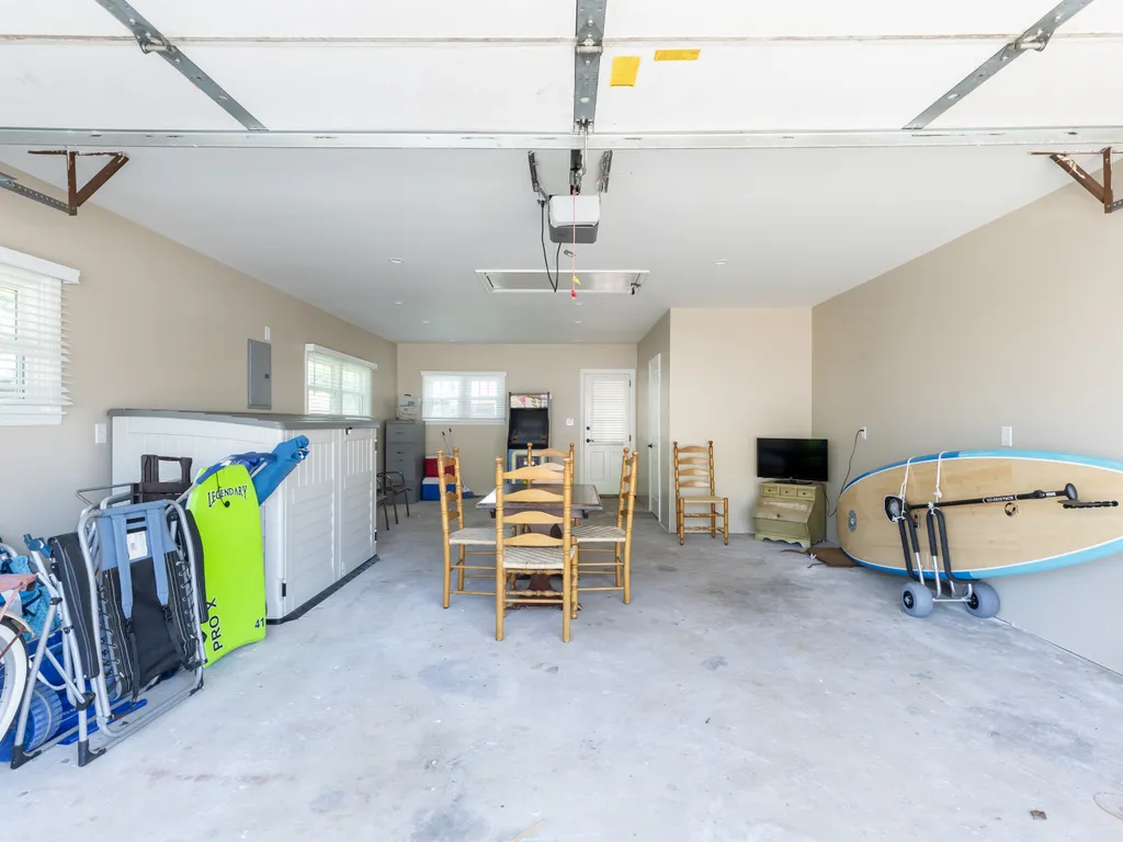 garage indoor hang out/ms pac man 