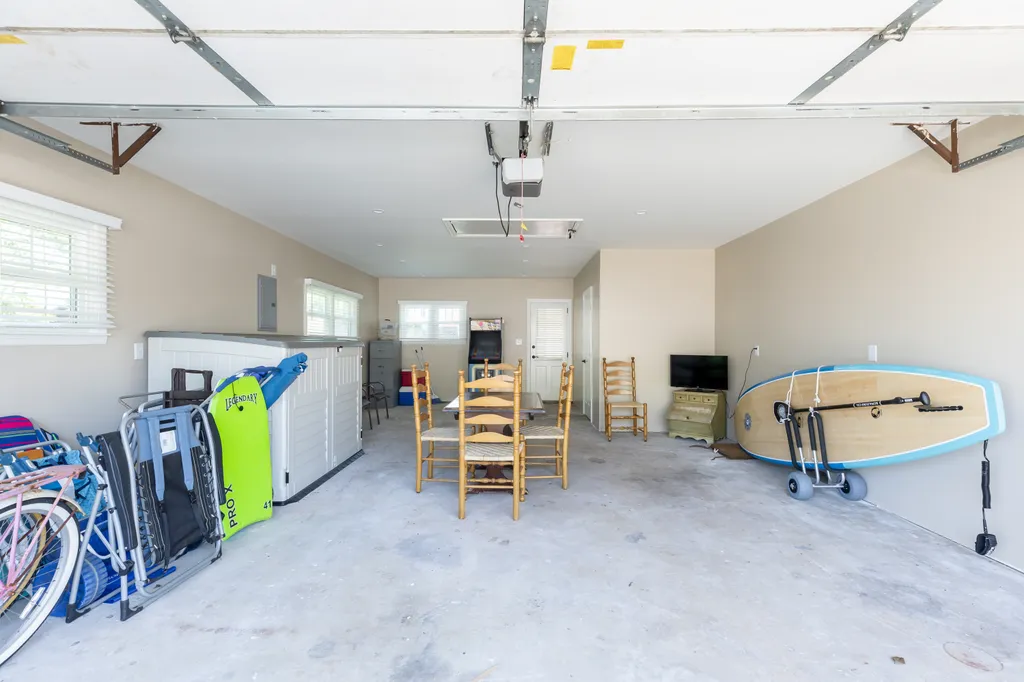 garage indoor hang out/ms pac man 