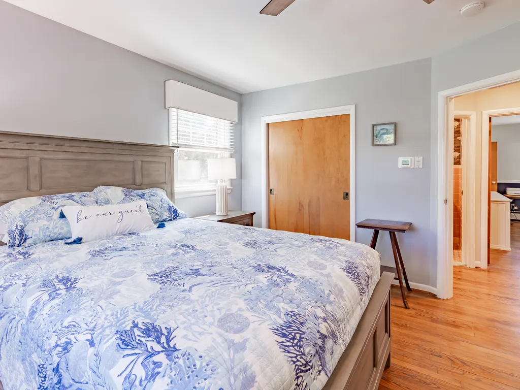 1st floor bedroom queen