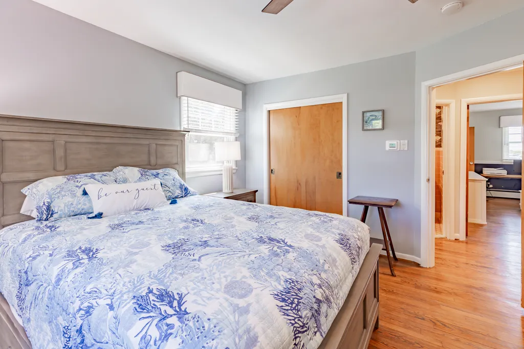 1st floor bedroom queen