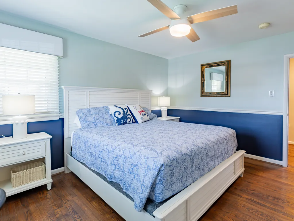 primary bedroom 1 king