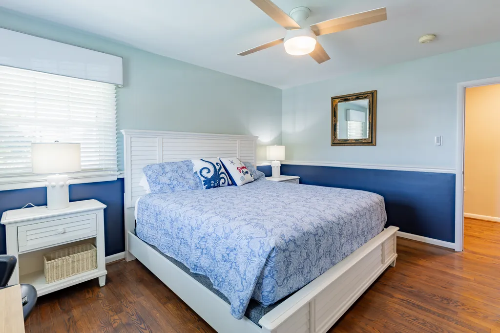 primary bedroom 1 king