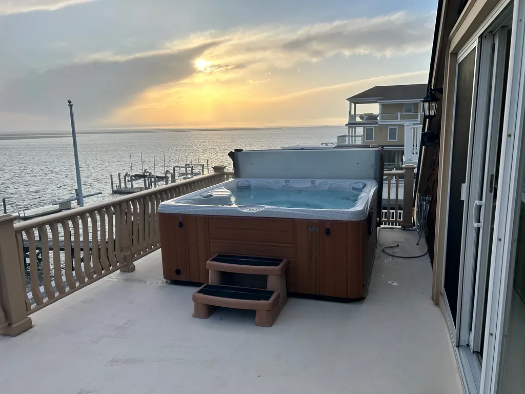3rd floor deck with hot tub