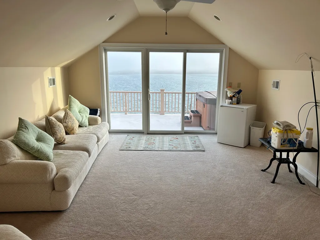 3rd floor common room with bay view