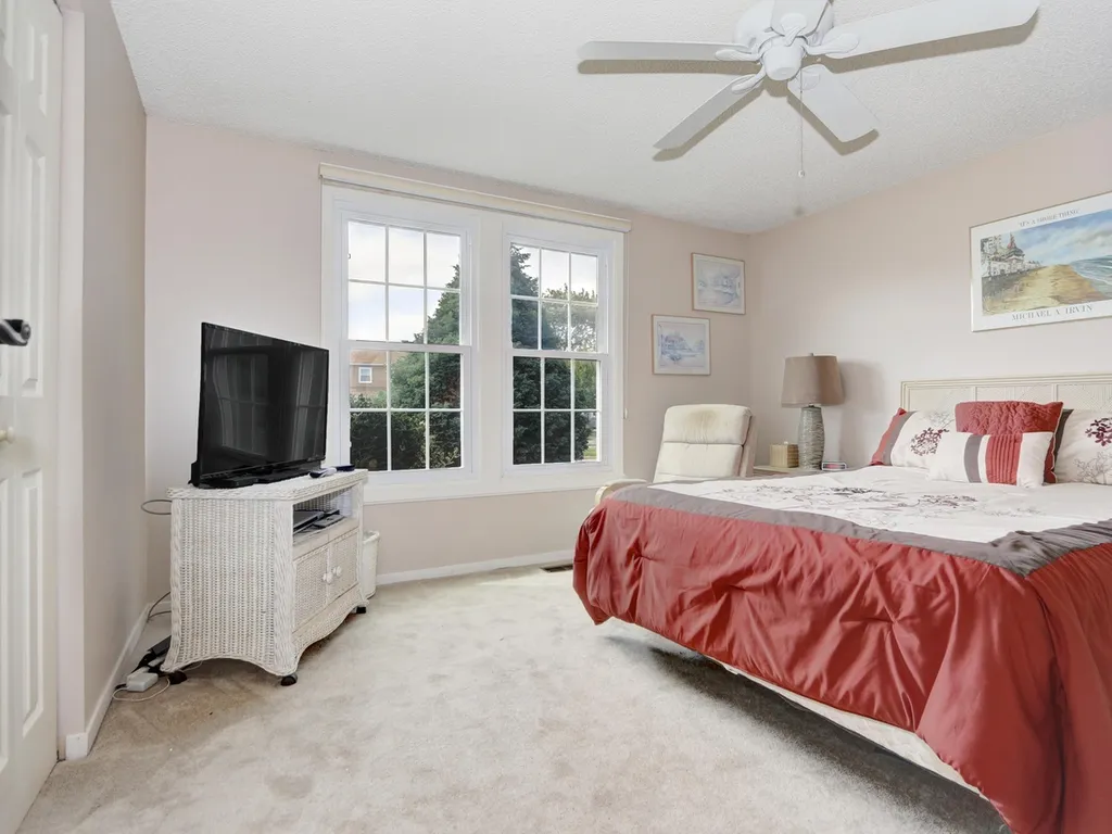 Downstairs  bedroom Queen Bed