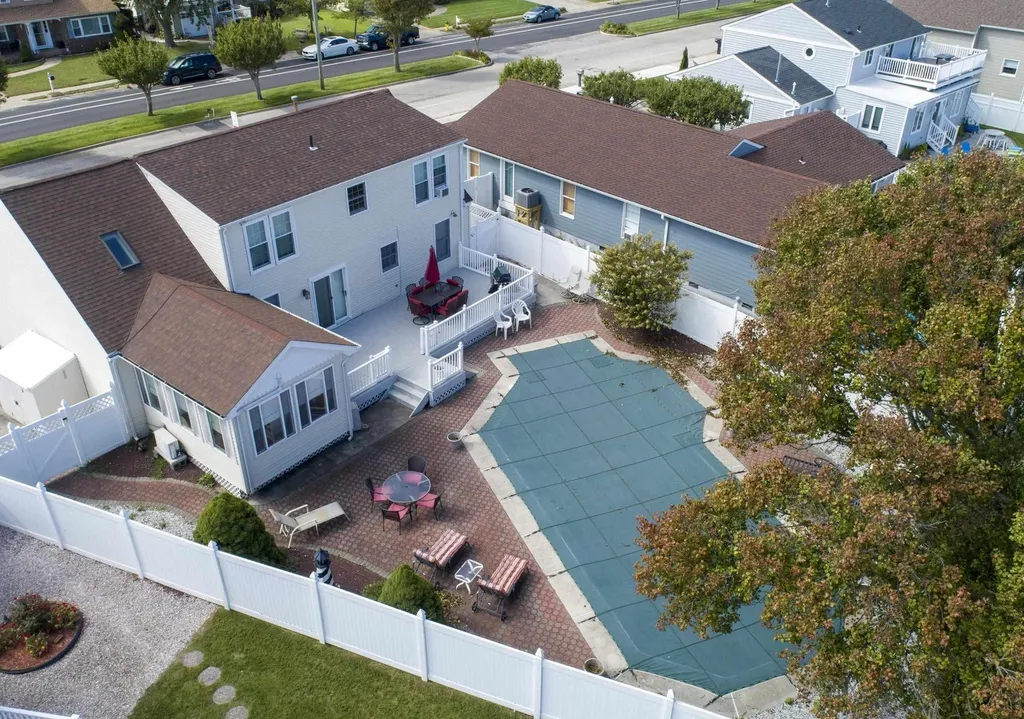 Backyard pool/Deck area