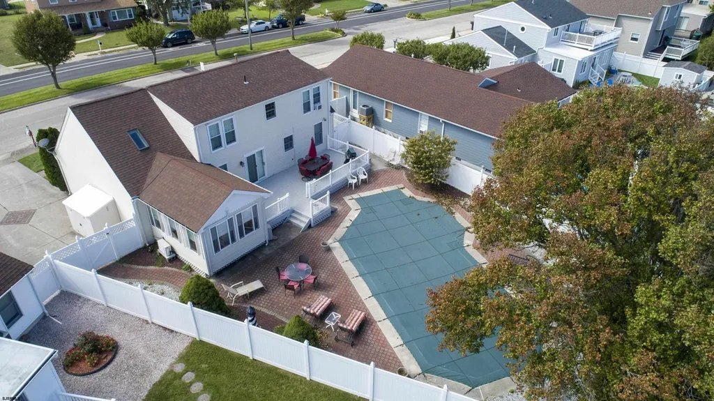 Backyard pool/Deck area
