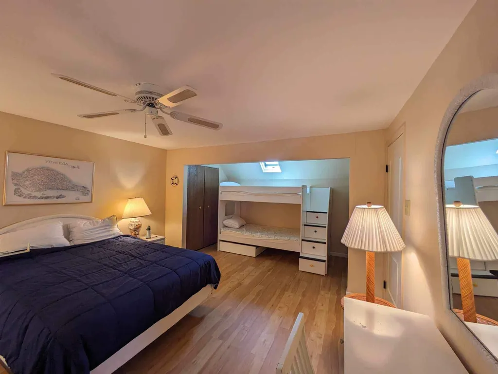 Upstairs Bedroom Bunkbed/Queen Bed
