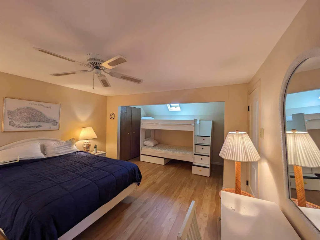 Upstairs Bedroom Bunkbed/Queen Bed