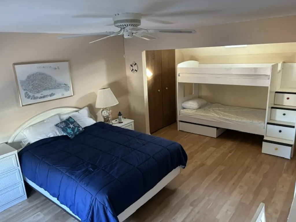 Upstairs Bedroom Bunkbed/Queen Bed