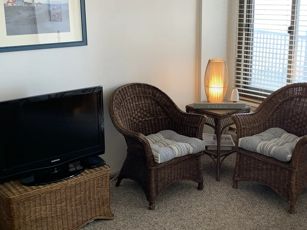 Additional sitting space to relax in the living room
