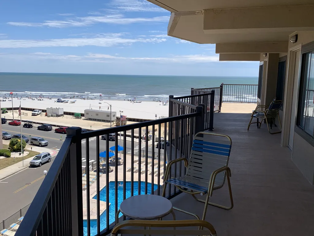 Pool and Ocean View - Unit 608 balcony