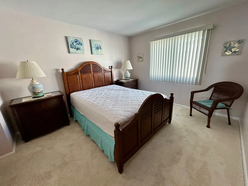 Main bedroom w/Queen bed