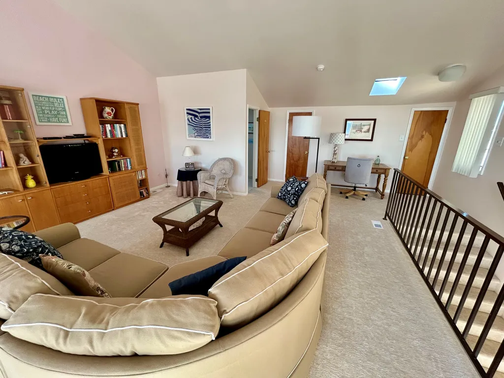 Loft, 2nd living area w/ TV
