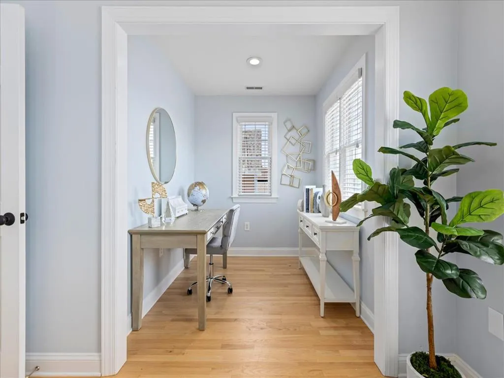 Master suite desk nook
