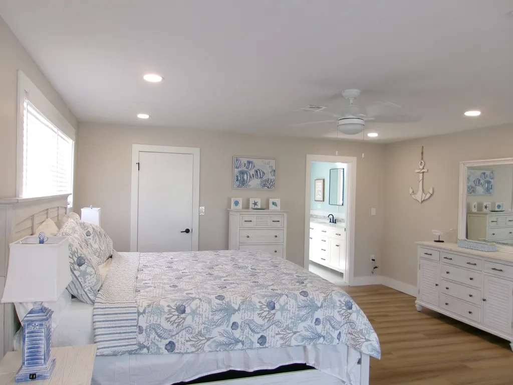 2nd Floor Master Suite, King Bed