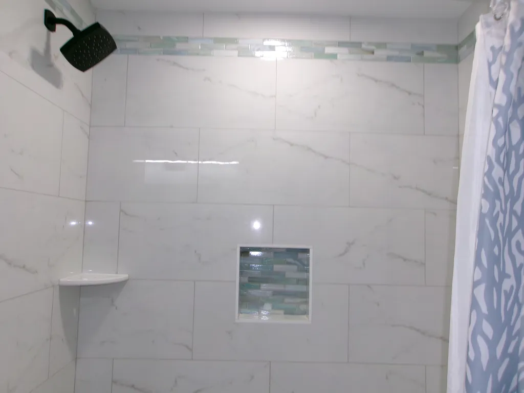 2nd Floor Hall Full Bath - Shower and Tub