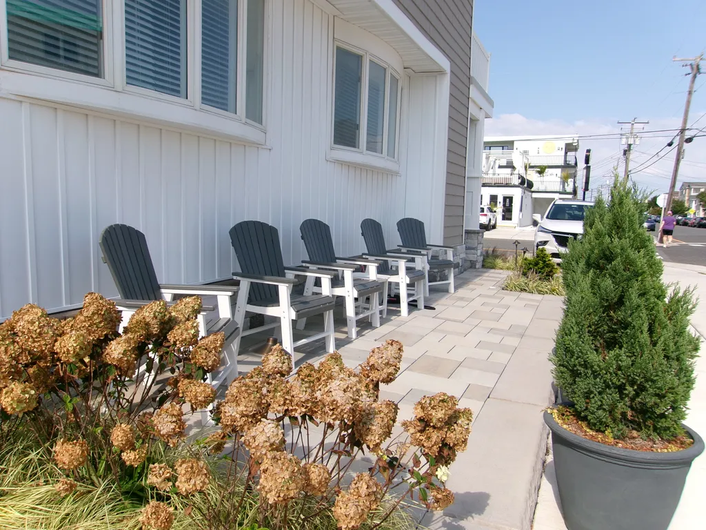 Patio - 16th Avenue