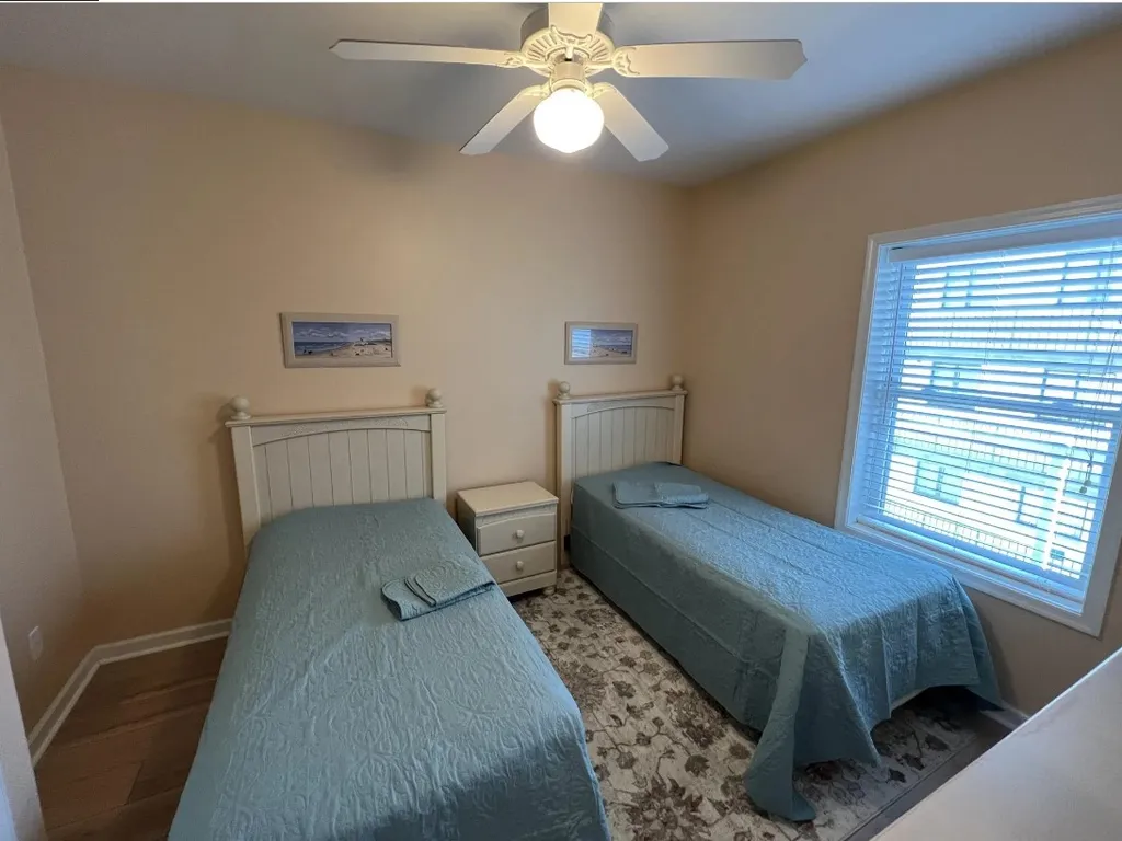 1st floor bedroom with 2 twin beds