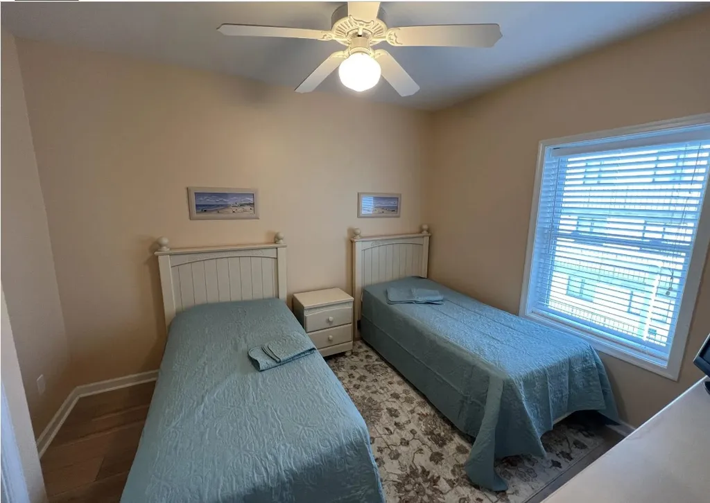 1st floor bedroom with 2 twin beds