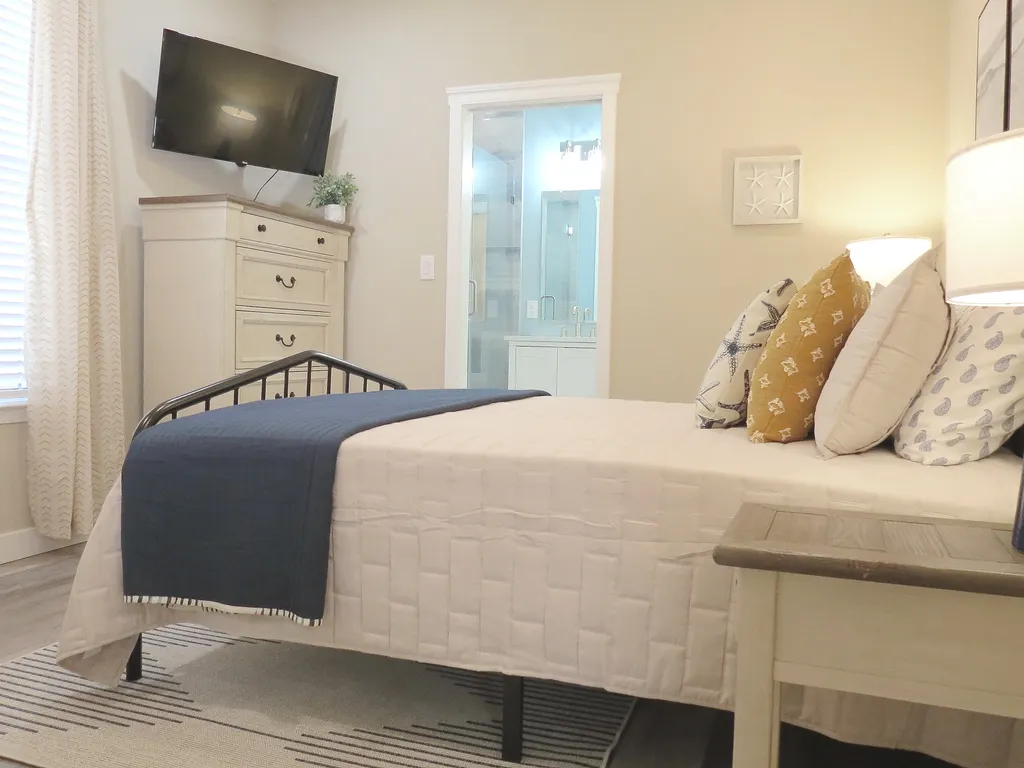Master Bedroom: 40&amp;quot; smart TV