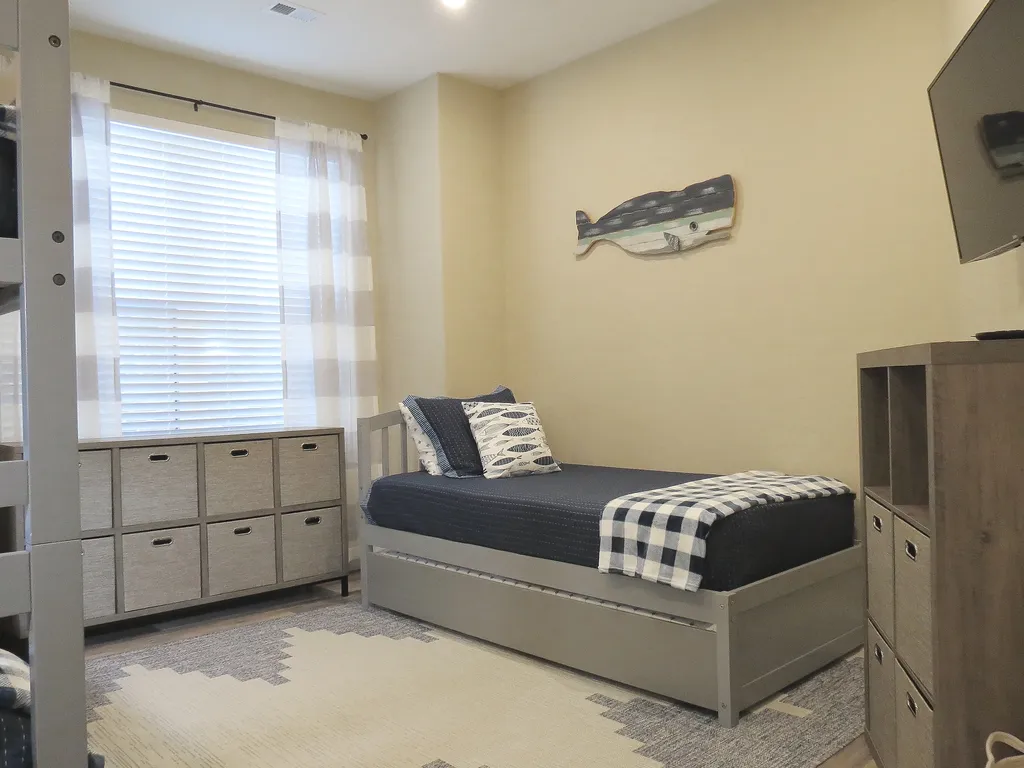 3rd Bedroom: 40&amp;quot; smart TV