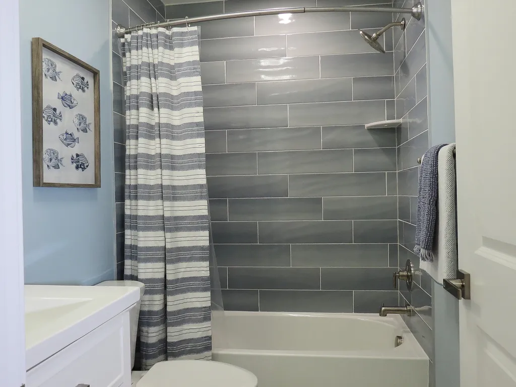 Main bath tub/shower