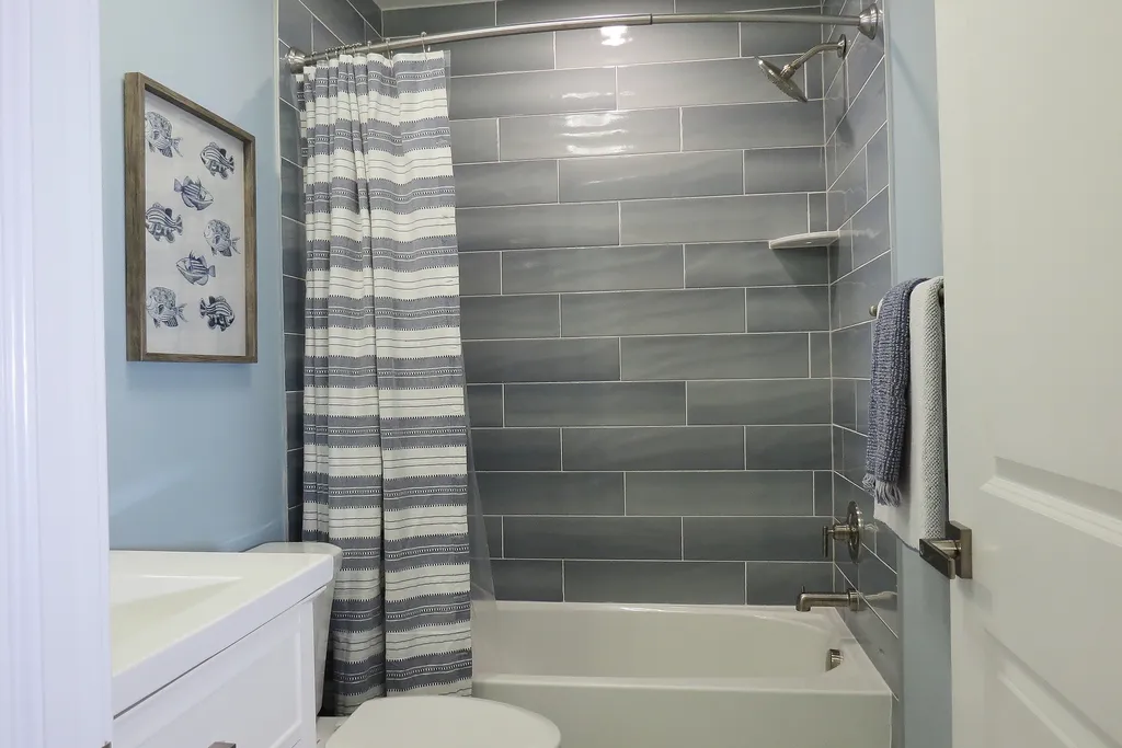 Main bath tub/shower