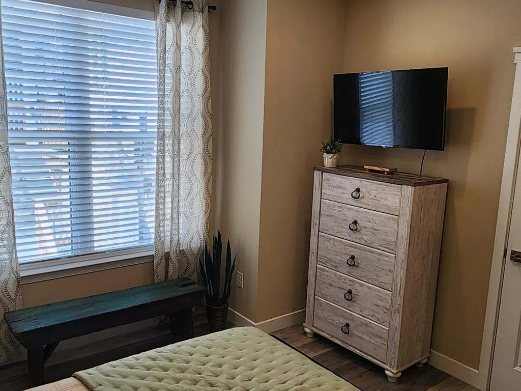 2nd Bedroom: 40&amp;quot; smart TV