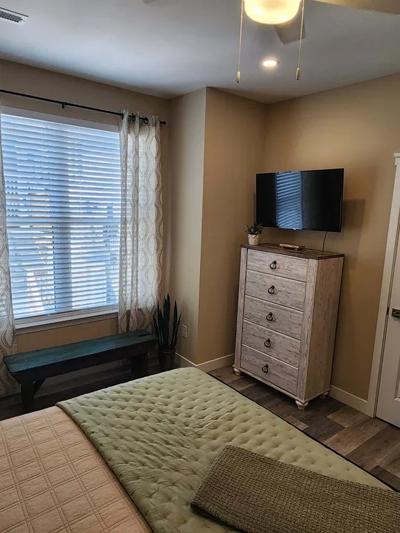 2nd Bedroom: 40&amp;quot; smart TV