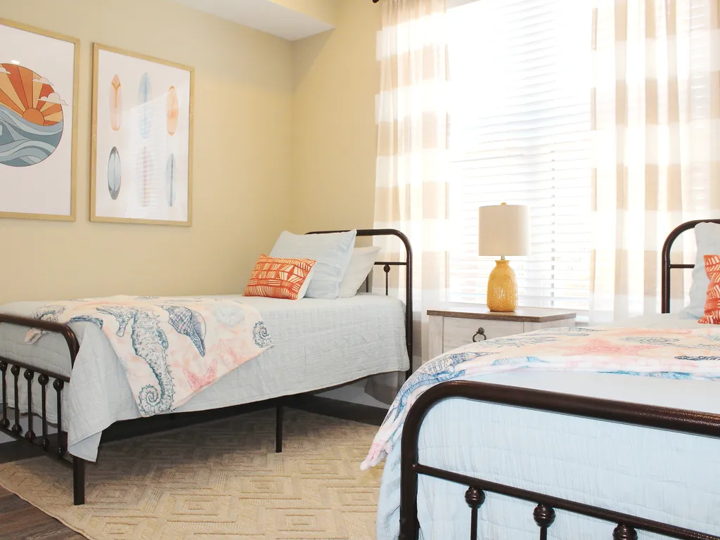 4th Bedroom: two twin beds