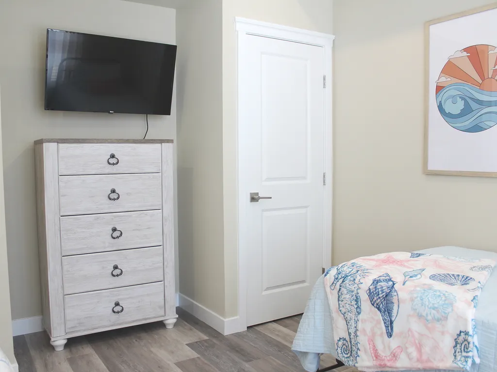 4th Bedroom: 40&amp;quot; smart TV