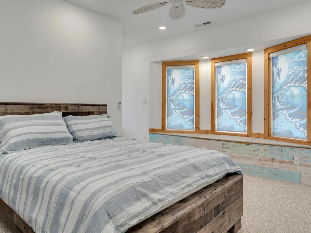 Queen bedroom with ensuite bathroom