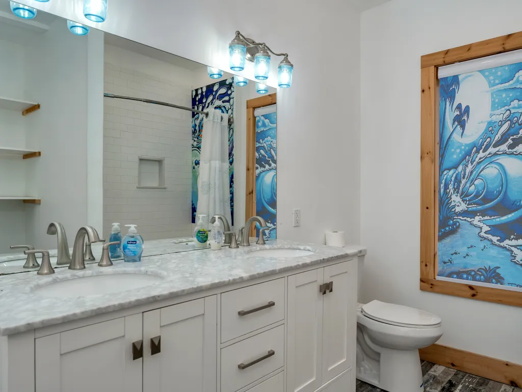 Second queen ensuite bathroom