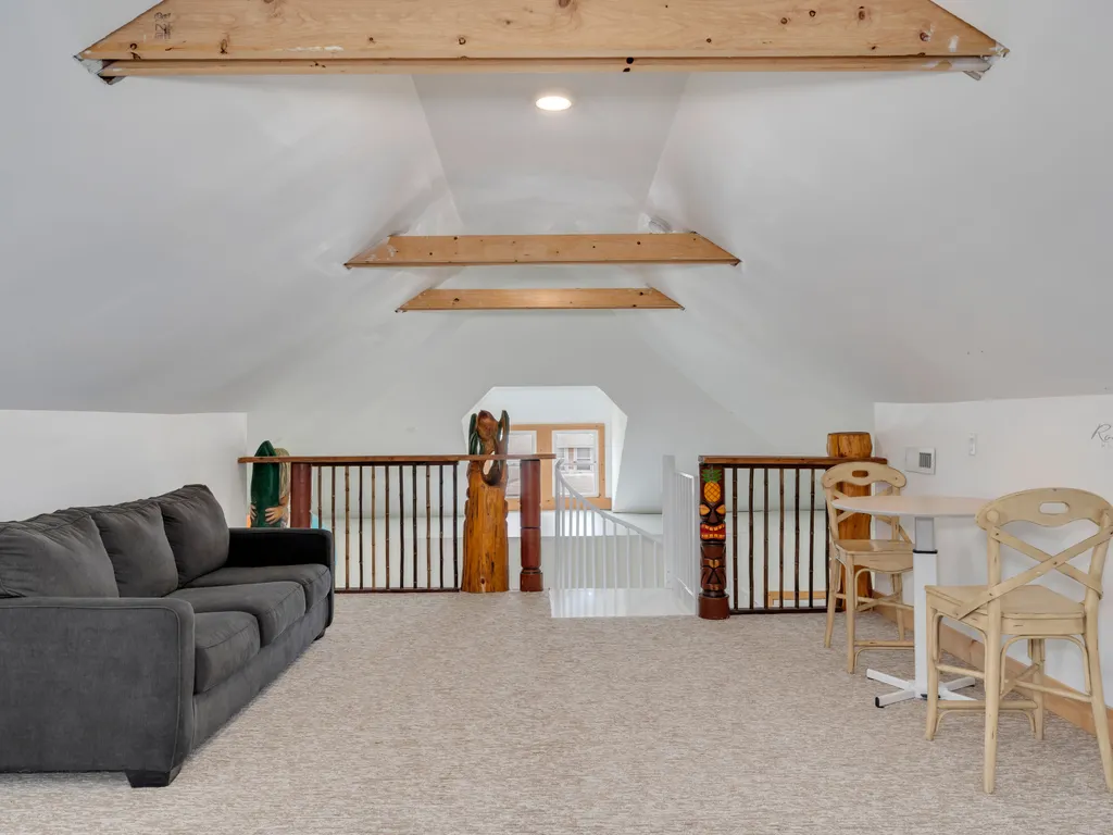 third floor lounge landing area from staircase