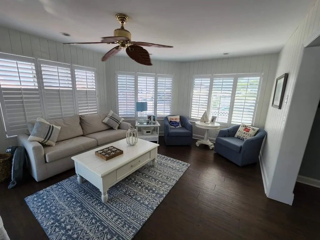 2nd living area. Off pool 
