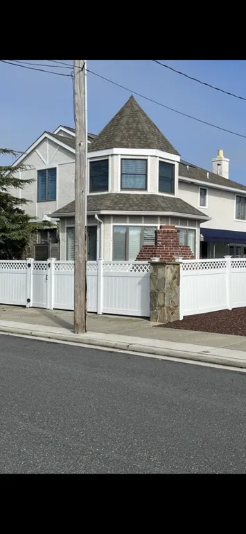 Side entrance to pool