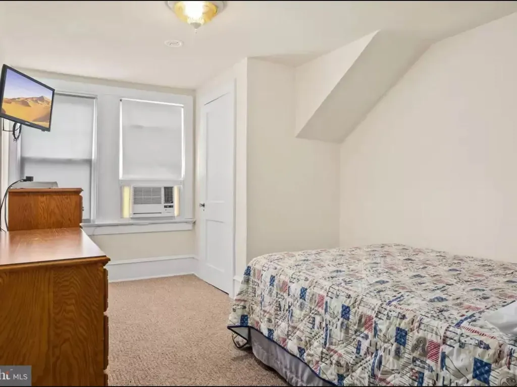 BR #4 - 3rd Fl Middle