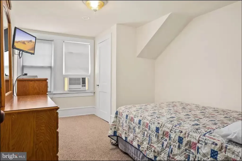 BR #4 - 3rd Fl Middle