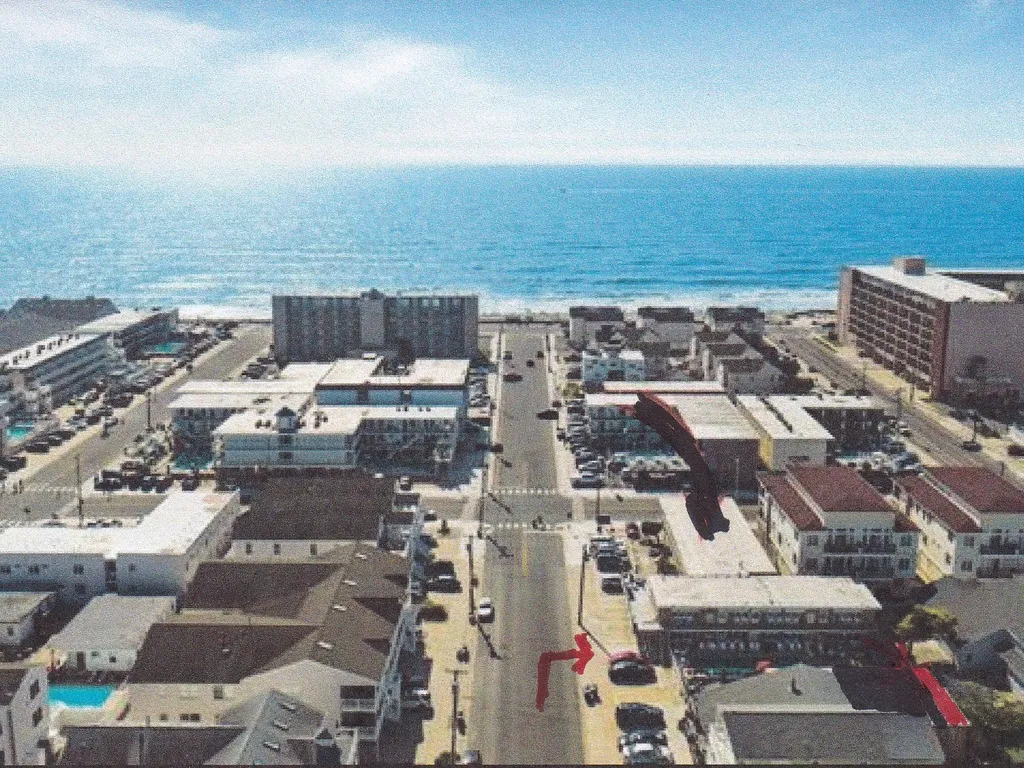 Condo one block from beach, 2 blocks from seawall, 3 gazebos close by, overlooking the ocean.