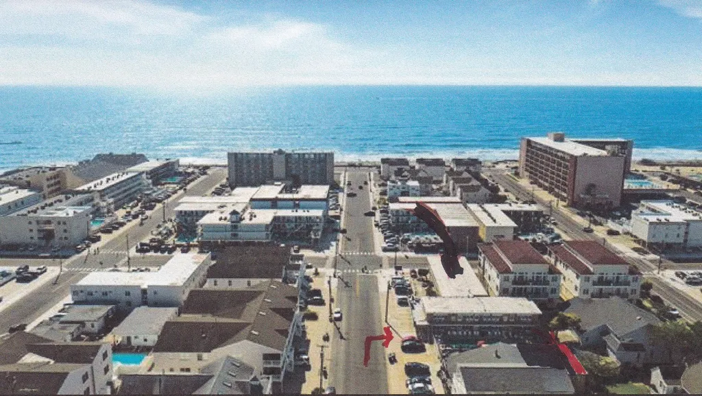 Condo one block from beach, 2 blocks from seawall, 3 gazebos close by, overlooking the ocean.