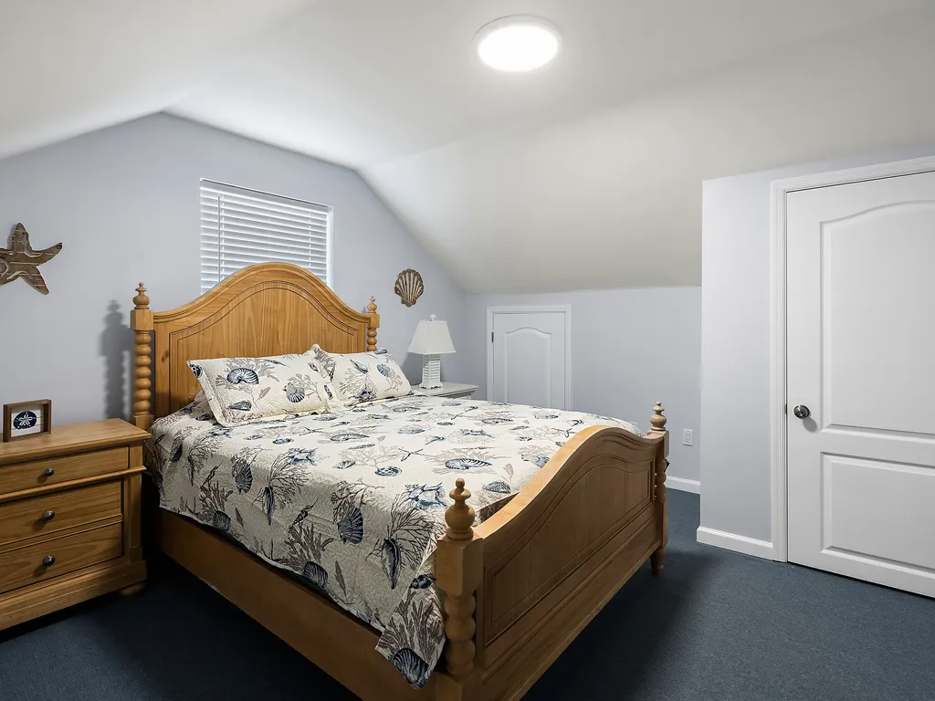 bedroom 8 - 3rd floor queen bed